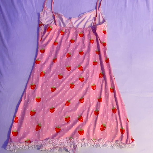 Strawberry dress - Picture 3 of 3